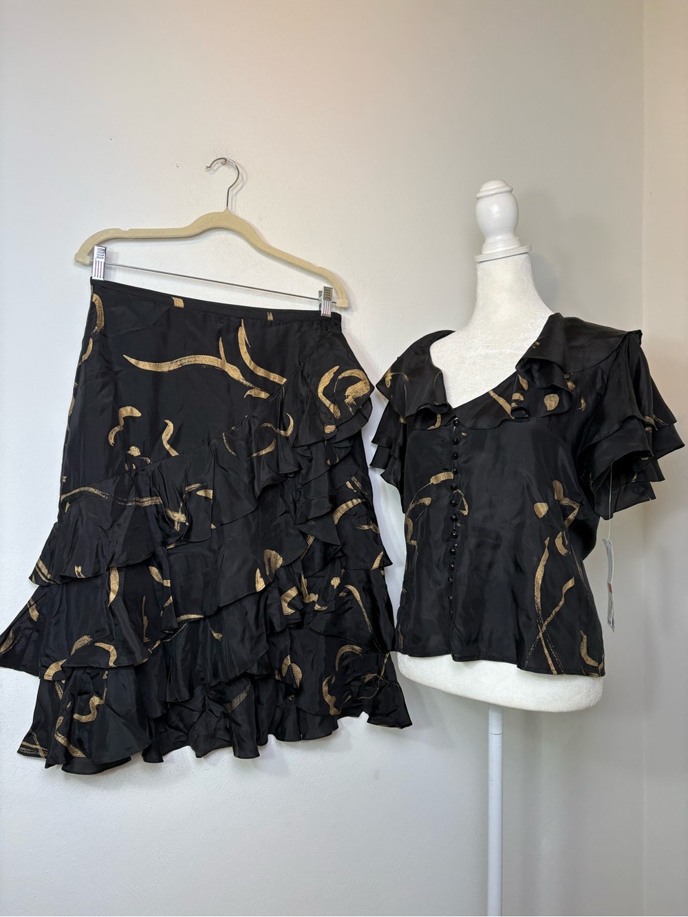 NWT Lauren Ralph Lauren 2 Piece 100% silk ruffle gold splash blouse skirt 4/6 S - Picture 7 of 16